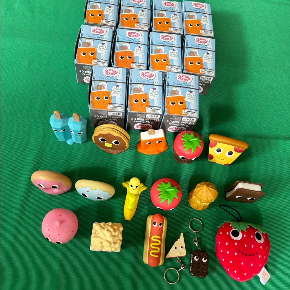 Yummy World vinyl collectible Food figures lot of 14 bonus plush &  keychain lot